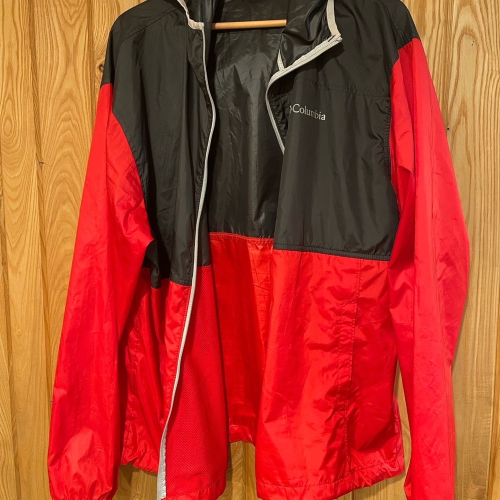 Men’s lightweight rain jacket.